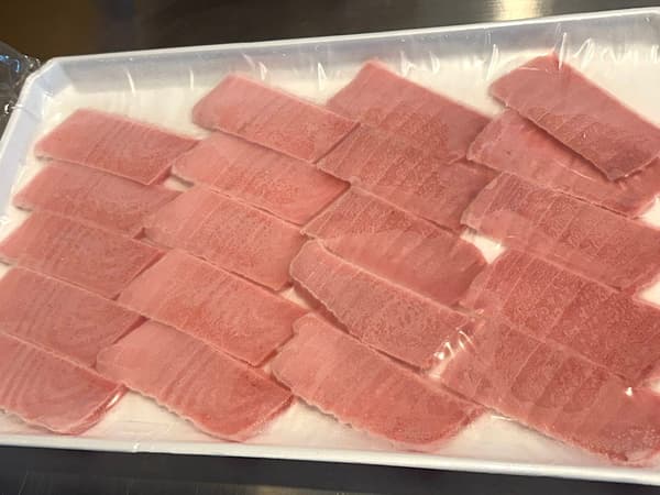 Chu-toro tuna sirip biru, 12 g per potong
