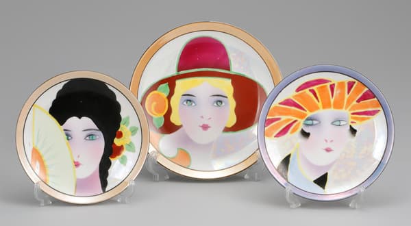 Piring Lusterware dengan Sosok Wanita (Mata Hijau)