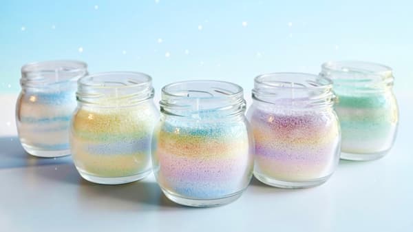 Lilin bubuk dalam stoples kaca