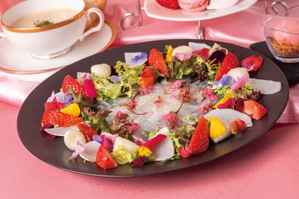 包括鯛魚生魚片的鹹味菜餚