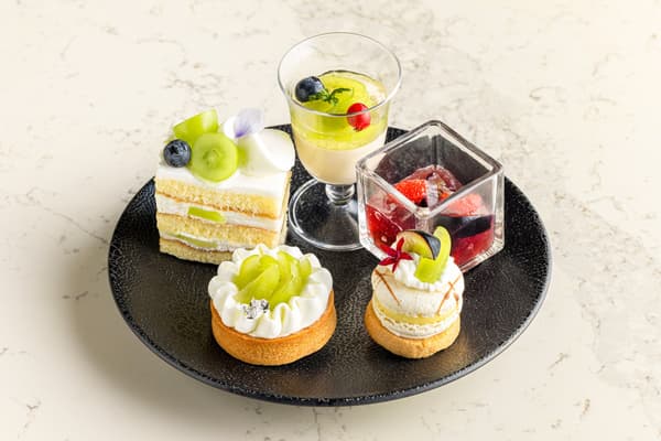 Five kinds of sweets celebrating seasonal fruit