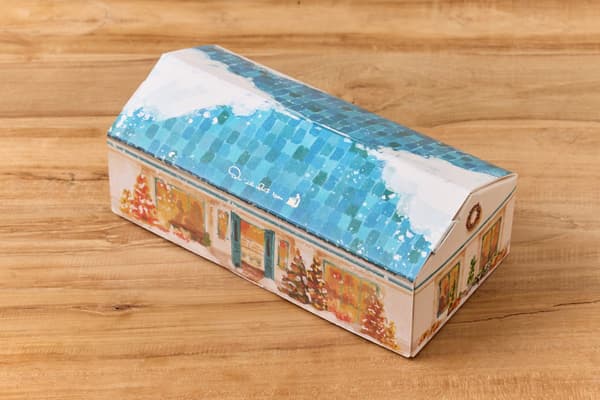 Kotak musim dingin berbentuk rumah dari La Petite Maison Winter Baton