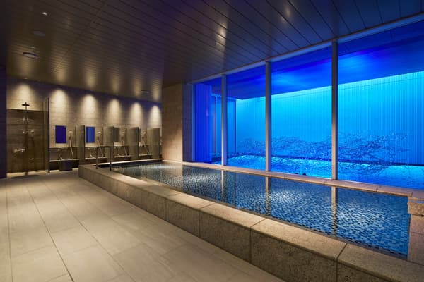 18 樓大型公共浴池，庭院花園內有雲朵主題藝術