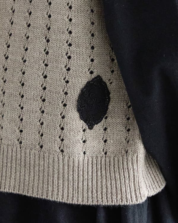 Chaleco de punto festoneado en colores de contraste con bordado SA de Samansa Mos2