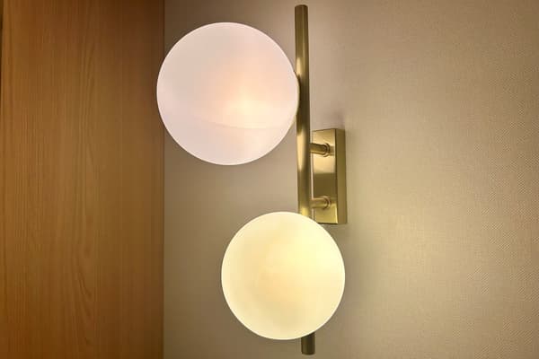 Pencahayaan desain motif bulan di kamar yang telah direnovasi