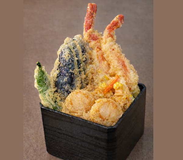 富良野“富良野和食铃悬”– 雪蟹和扇贝北海道便当（第二轮，首次亮相），每日限量50份，2,592日元