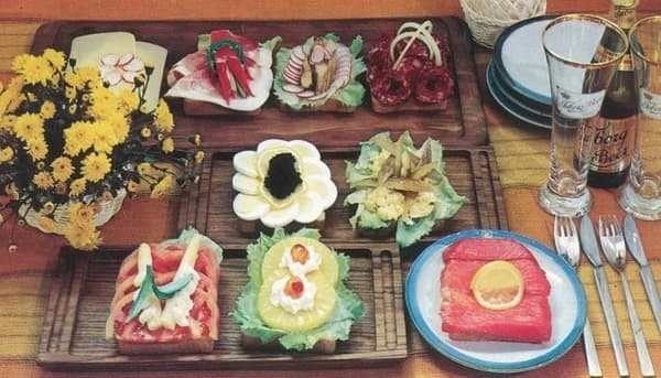 เครื่องปั้นดินเผาโทเบะที่ใช้ในอาโอยามะ แอนเดอร์เซน ในปี 1970 (ขวาล่าง)