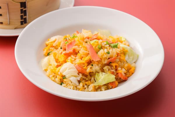 Arroz frito aromático de salmón de otoño