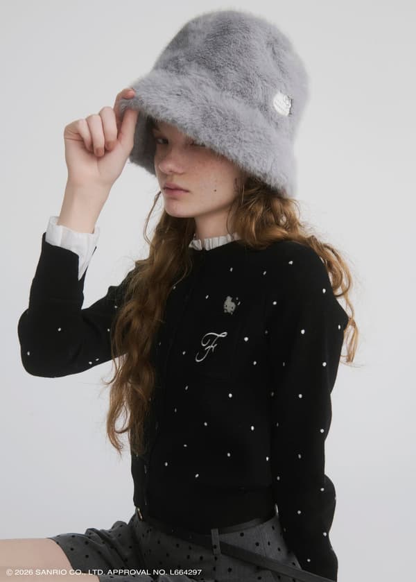 Frill Combination Cardigan yang dipadukan dengan topi bucket bulu