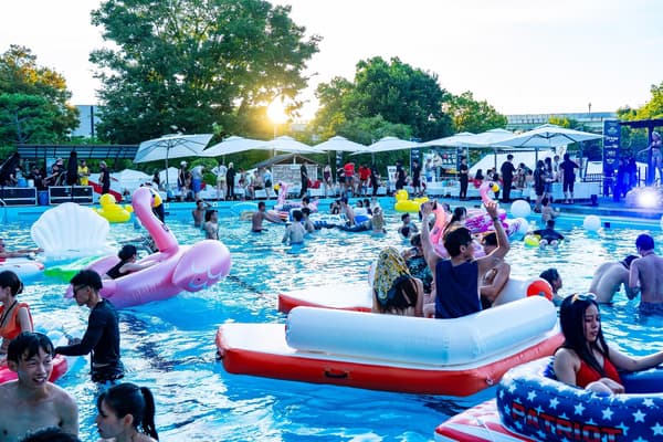 SPLASH CIRCUS poolside