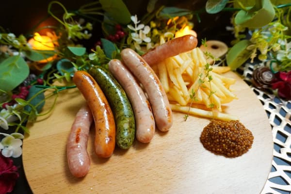 Maruni Wursthaus的自制香肠拼盘