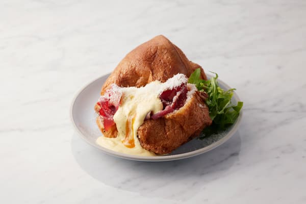 Big Popover Pastrami Beef & Hollandaise Sauce – ¥1,320 (tax included)