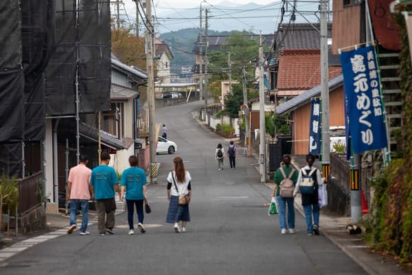 Visitantes caminando por Dachi y visitando hornos