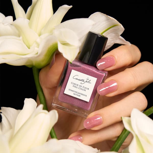 Himehiganbana Miyabi on nails