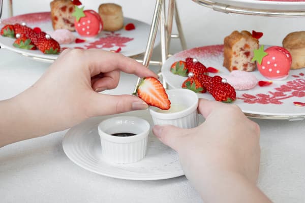 如同在餐桌上“采摘草莓”