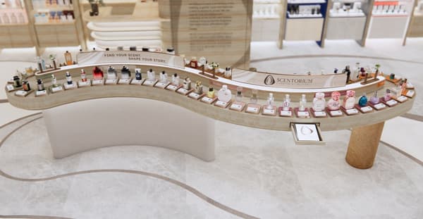 展示体验柜台及品牌陈列的 SCENTORIUM 店面布局