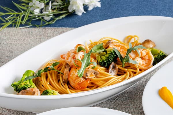 Pasta Krim Udang dengan saus Américaine yang kaya rasa