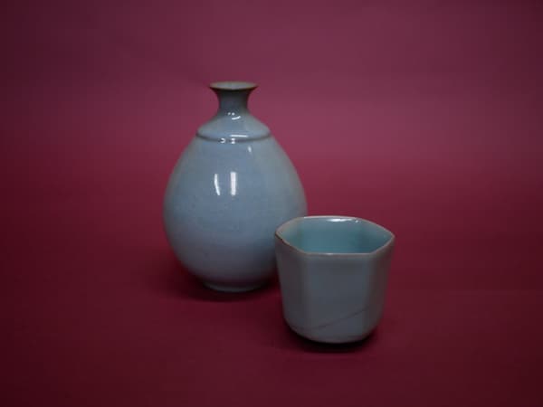 Copa de sake y chasen tokkuri de celadón Bitchu de Atsushi Watanabe