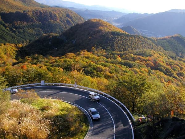 อิโรฮาซากะพร้อมภาพพาโนรามาของใบไม้เปลี่ยนสี