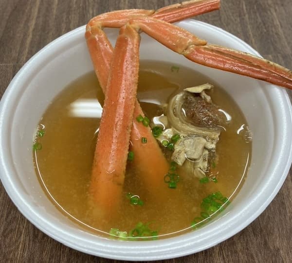 螃蟹鲜味汤 300日元（含税）