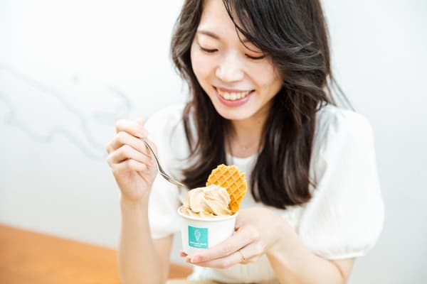 使用椰奶制成的椰子软冰淇淋