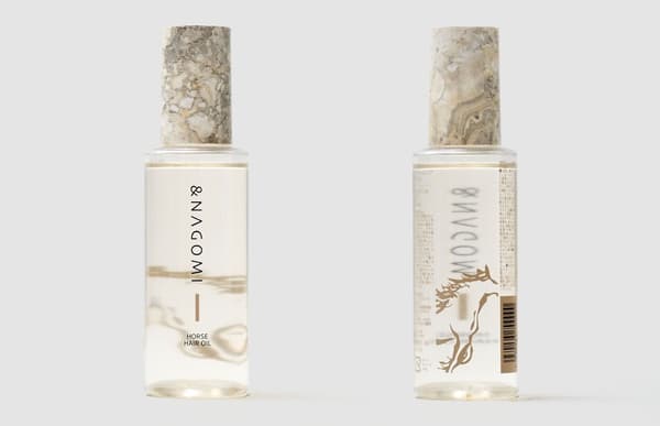 Bagian depan dan belakang botol &NAGOMI Horse Oil Hair Oil, dengan desain kuda di bagian belakang
