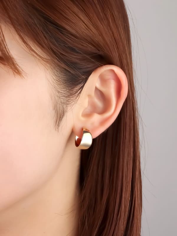 VARIÉLLE K10YG 圆顶耳环侧面视图