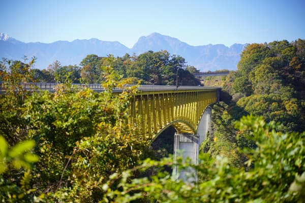 Puente Yatsugatake Kogen Ohashi y la cordillera de los Alpes del Sur