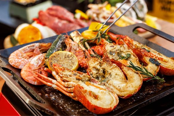 닭새우와 BBQ 꼬치 등 고급스러운 메뉴 구성