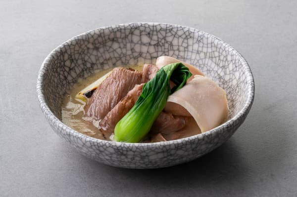 白汤中的福岛和牛涮烤肉和会津鸡胸肉油封