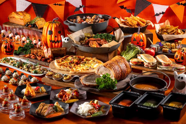 Hidangan Makan Siang & Prasmanan Malam Halloween di All Day Dining Kaza, termasuk beberapa hidangan yang hanya disajikan saat makan siang atau makan malam