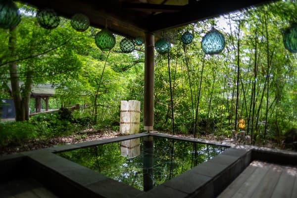 竹林与新绿掩映下的露天浴池——雨天带来了一种别样的安静