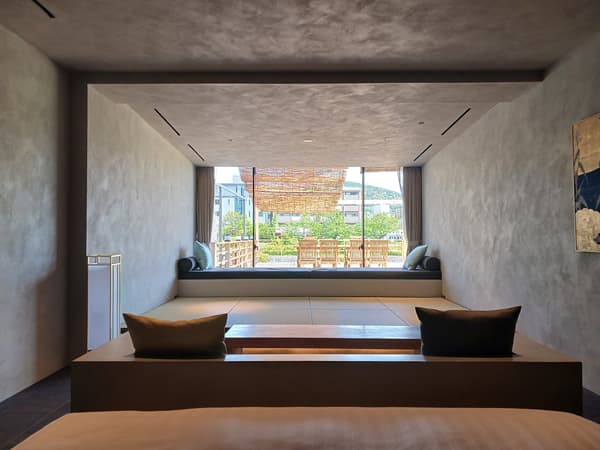 Terraza privada al aire libre accesible directamente desde la habitación