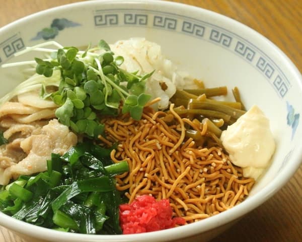 Ramen sin caldo cubierto con fideos Baby Star