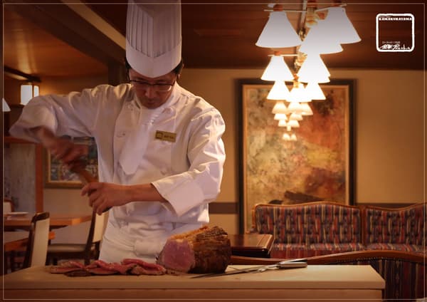 Chef mengiris roast beef di depan para tamu di Roast Beef Kamakurayama