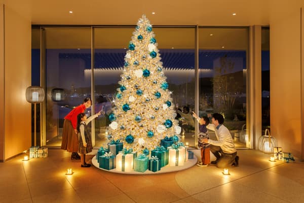 Keluarga menikmati Kaikyo Christmas