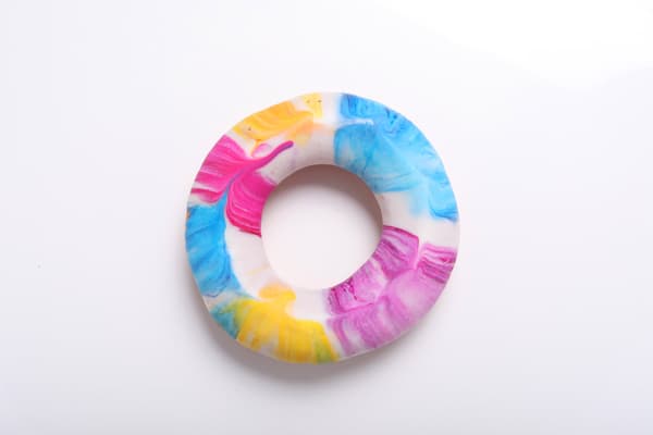 银河甜甜圈 - 242日元：来自美国的热门话题甜甜圈登陆日本！一款在社交媒体上流行的甜甜圈，因其色彩鲜艳且神秘的银河风格外观而备受欢迎。