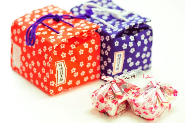 Kikyo Shingen Mochi en su envoltorio estilo furoshiki