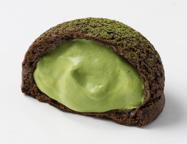 Profiterol de crema de Gyokuro Matcha con crema de matcha en una masa choux de galleta de chocolate