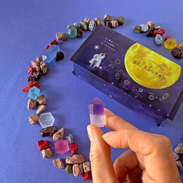 琥珀糖矿物甜点由工匠用小刀逐一雕刻