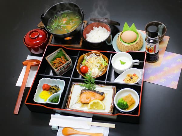 早餐示例 – 热味噌汤配小菜