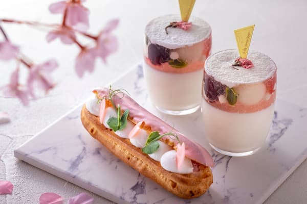 樱花闪电泡芙（左）和樱花法式甜点杯（右）