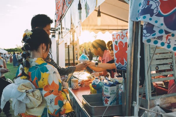 Comida de festival de verano de los camiones de comida