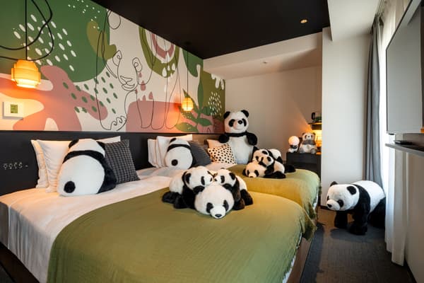 Panda room with 100 cm stuffed panda, side chair, and full panda-themed decor
