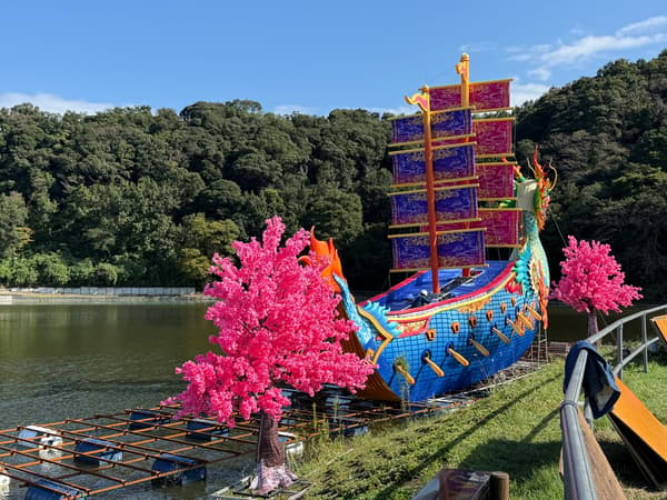 The magnificent dragon boat lantern