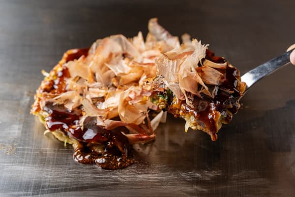 Okonomiyaki de cerdo de Wataru Toda's Okonomiyaki Sante Kan