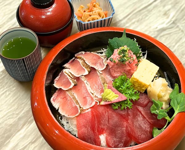 ข้าวหน้าปลาทูน่าสามสี (เมนูต้นตำรับ) ที่ Ginza Capital Hotel