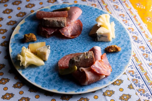 Crudo Appetizer Tower ชั้นล่าง: โคลด์คัทและชีส