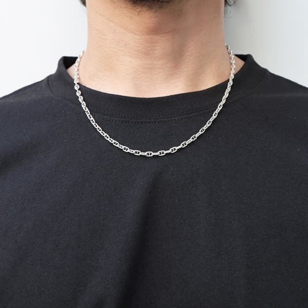 COLLAR HOLLOW MARINE CHAIN (FINO) puesto alrededor del cuello