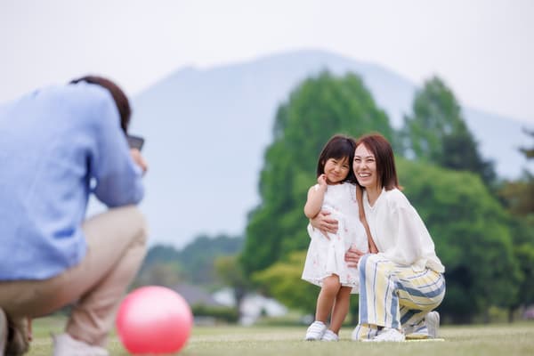 Orang tua dan anak menikmati rumput di Seizan Golf Course
